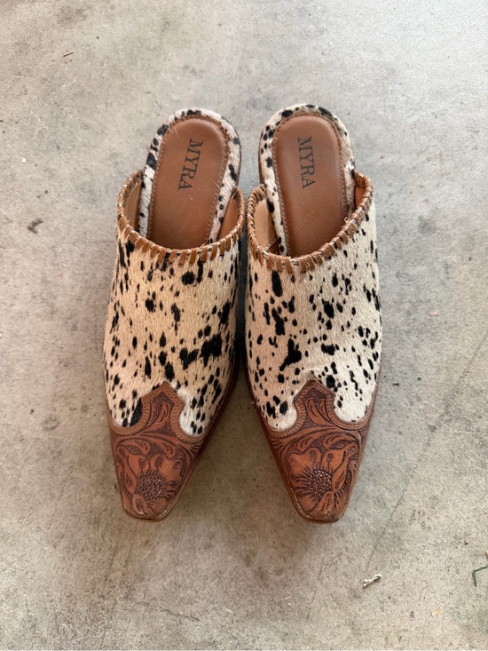 Myra Bag Shoes - Myra Bag Cowhide Spotted & Tooled Leather Mules in Cream and Brown